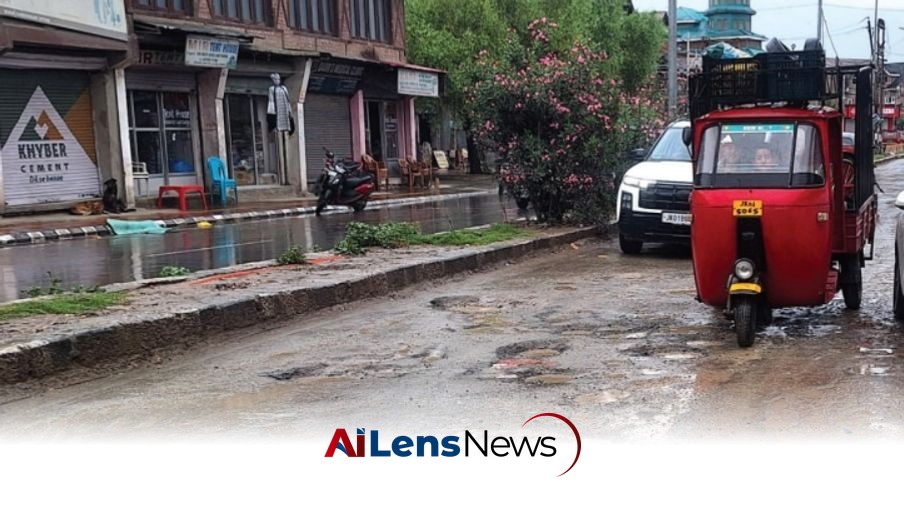 Srinagar's Roads Deteriorate Amid Persistent Waterlogging and Rain