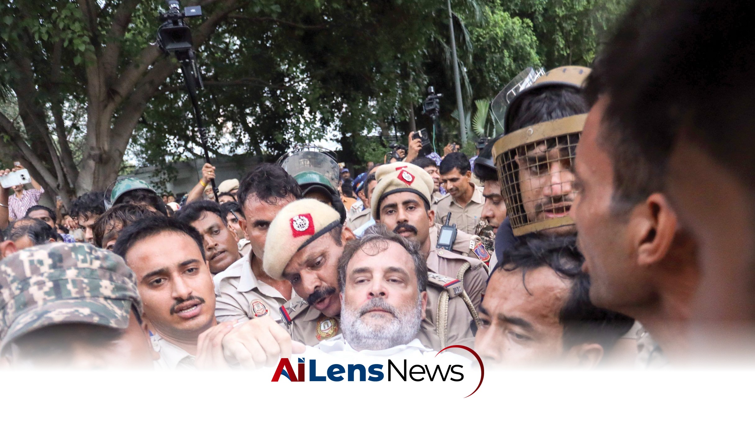 Police Detain Rahul Gandhi and Priyanka Gandhi During Protest at PM's Residence