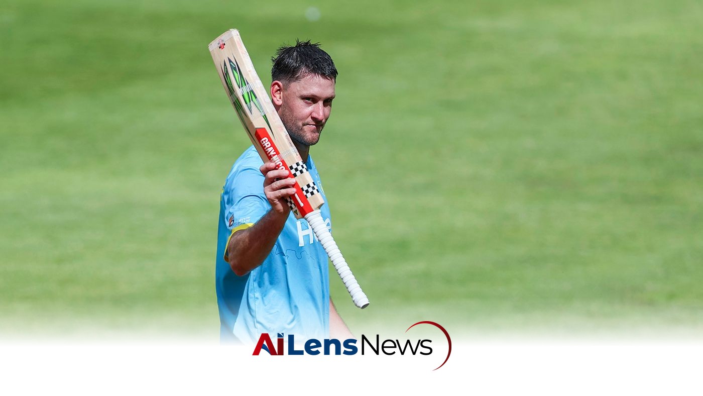Webster, Mousley raise Bears before Tariq razes Gloucestershire