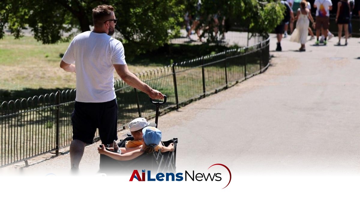 UK bakes in 35C highs as heatwave to continue next week